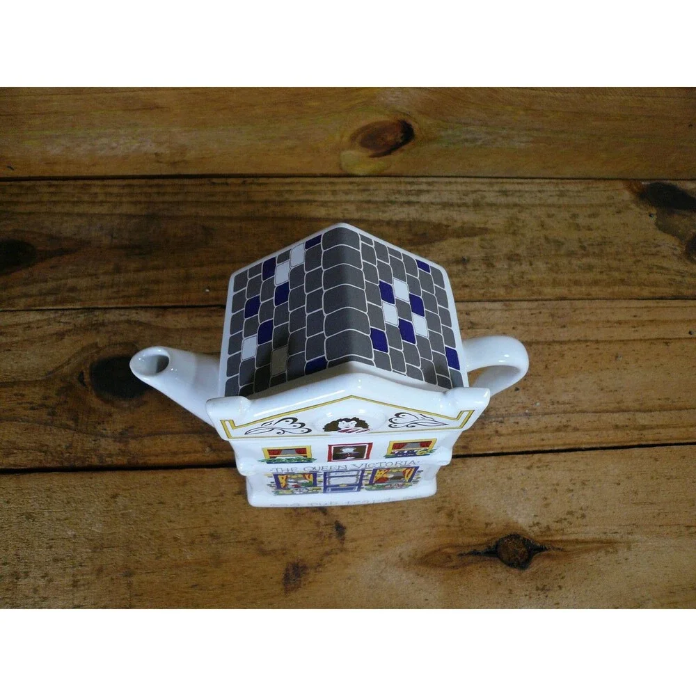 THE QUEEN VICTORIA English Life Teapots WADE ENGLAND Porcelain Teapot